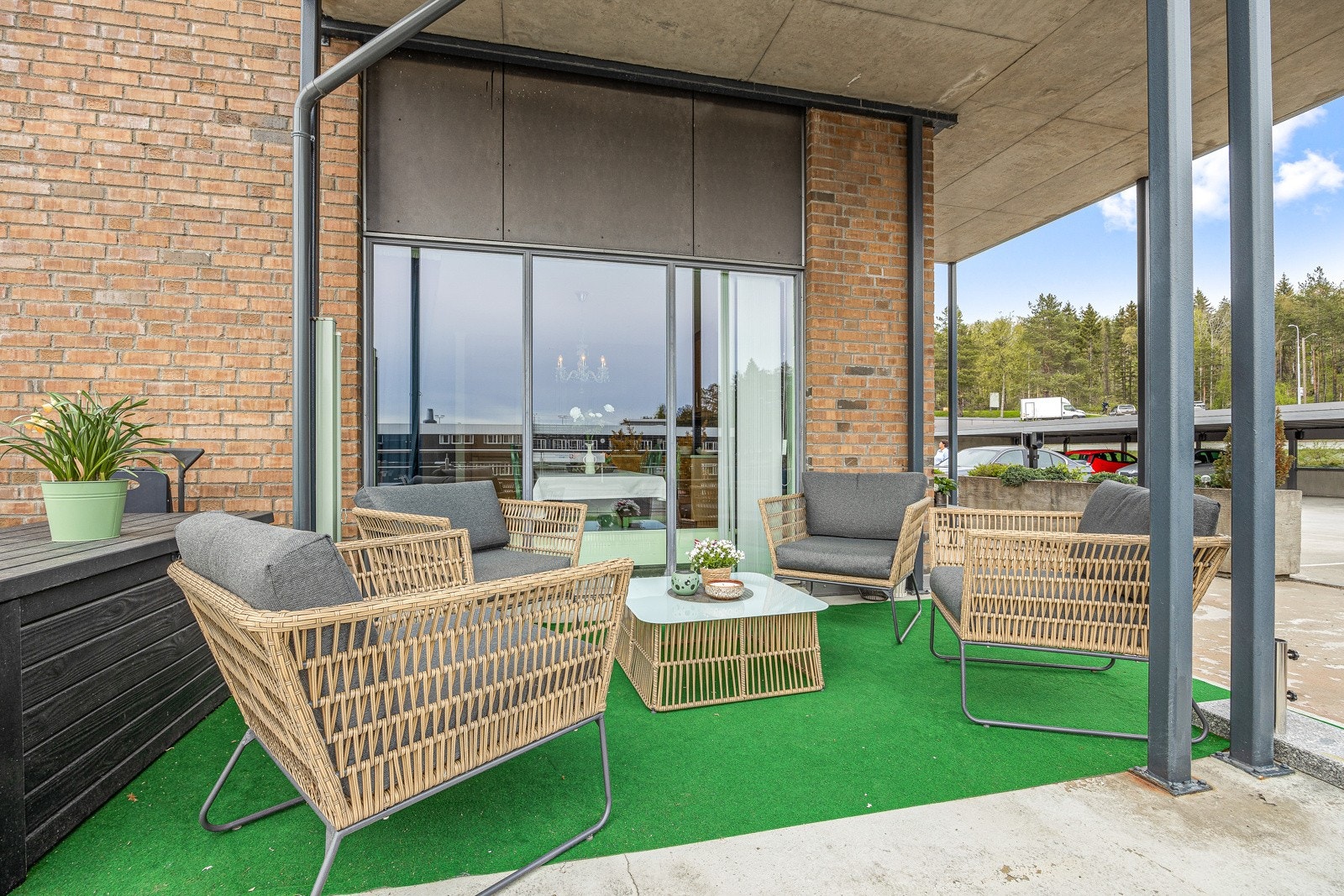 Det er plass til sittegruppe, grill og hyggelig beplanting. Galleribilde