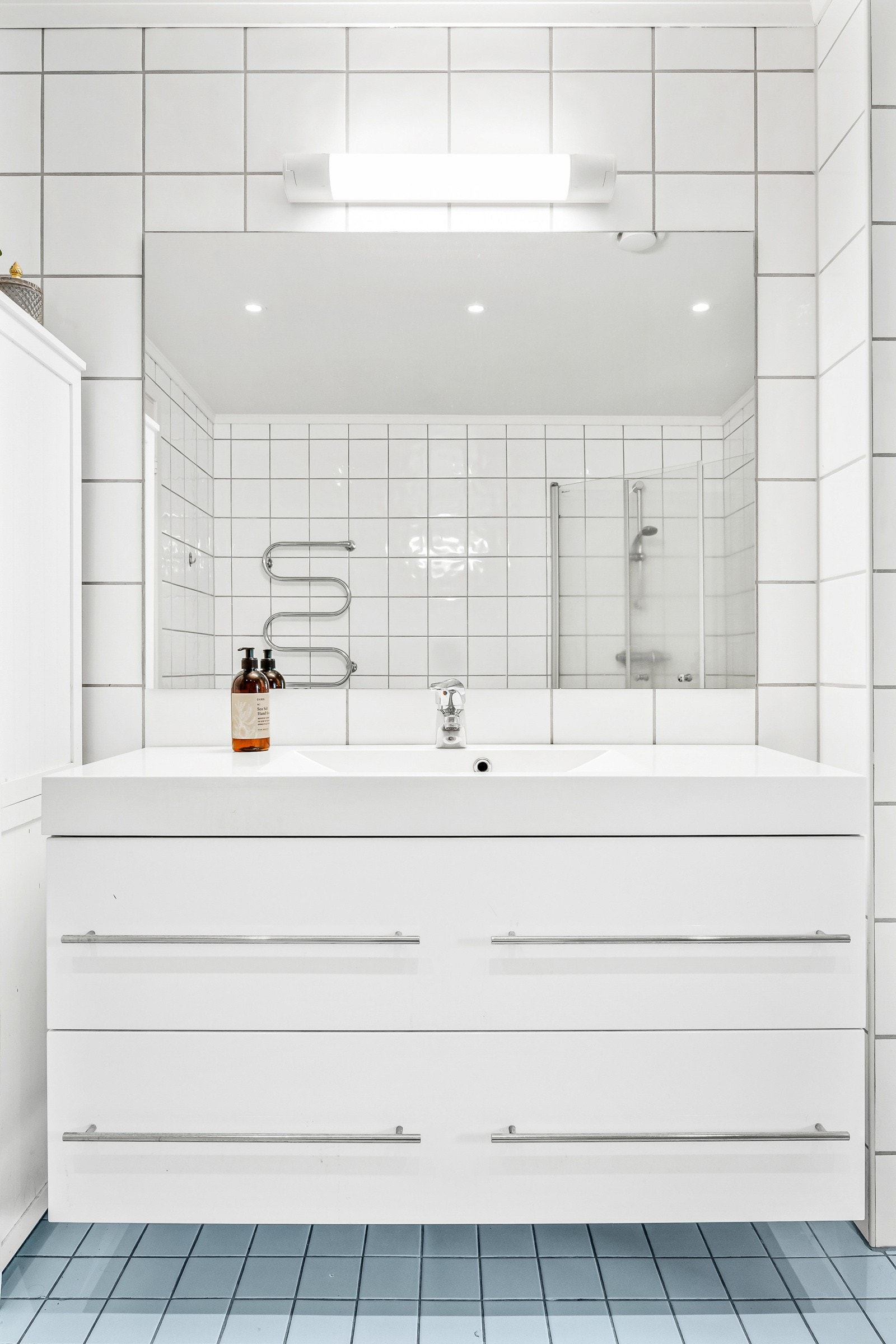 Badet har god oppbevaringsplass i innredning og stort speil med tilknyttet lys. Galleribilde