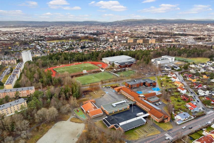 Dette er et område som passer fint til barnefamilier med oppsal idrettspark som tilbyr en rekke fritidsaktiviteter Galleribilde
