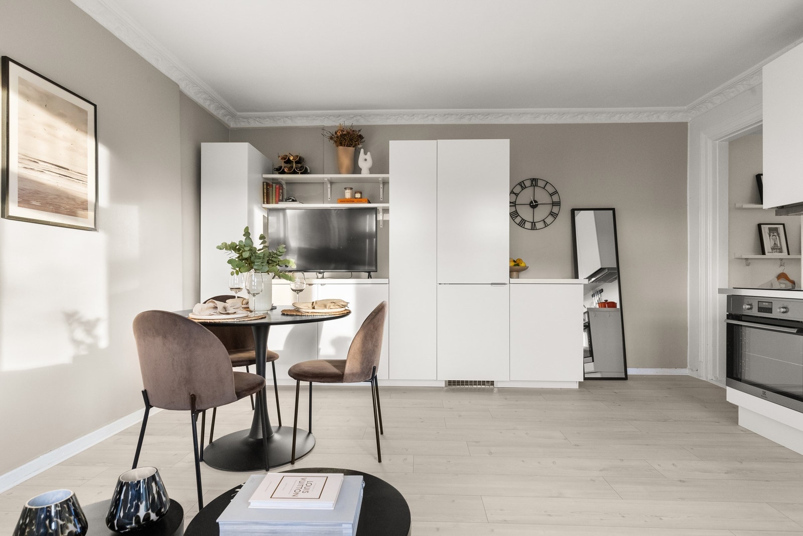 I naturlig tilknytning til kjøkken er det plass til en mindre spisegruppe. Galleribilde
