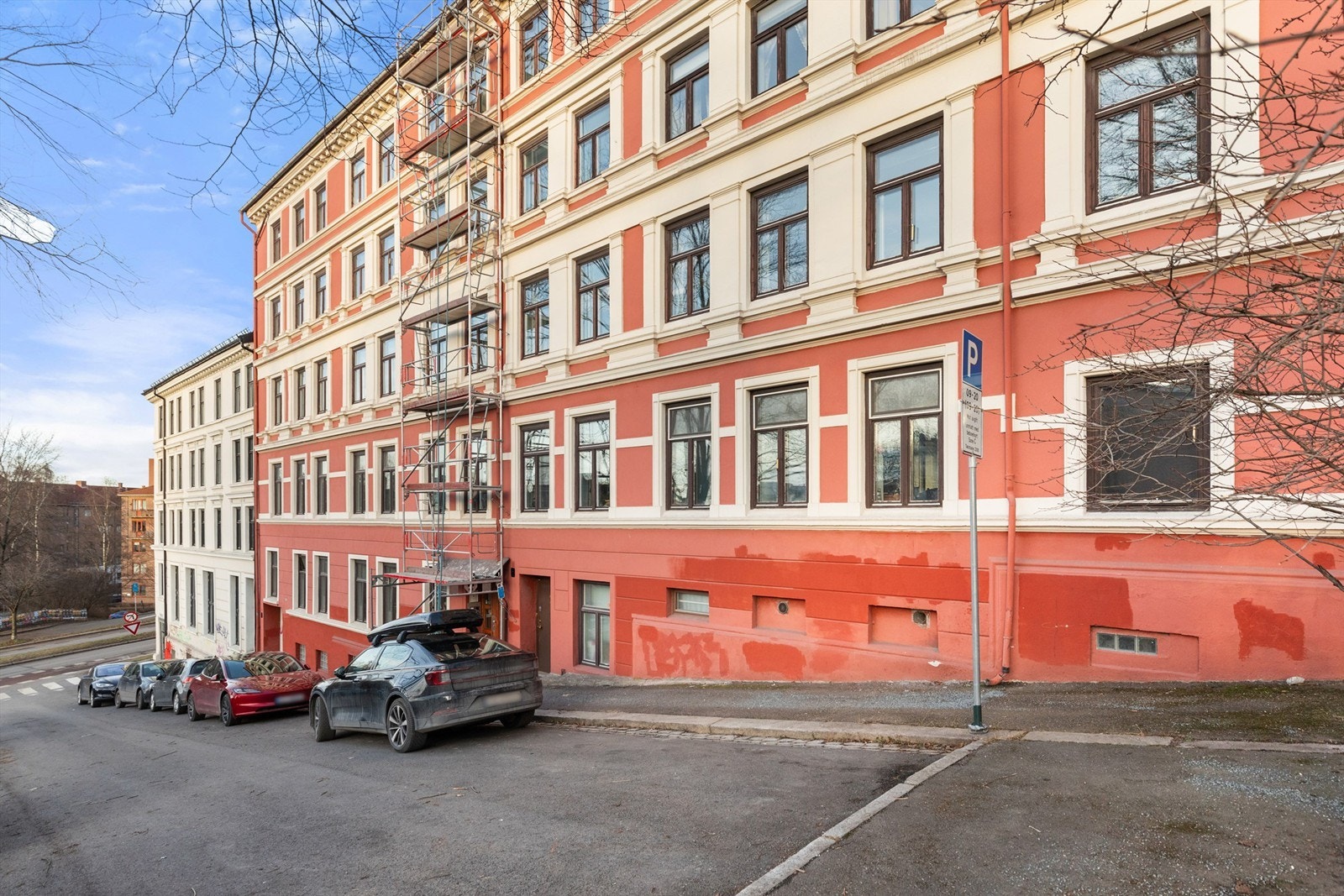 Leiligheten ligger i en sidegate opp fra Kjølberggata og har beboerparkering like utenfor døren. Galleribilde