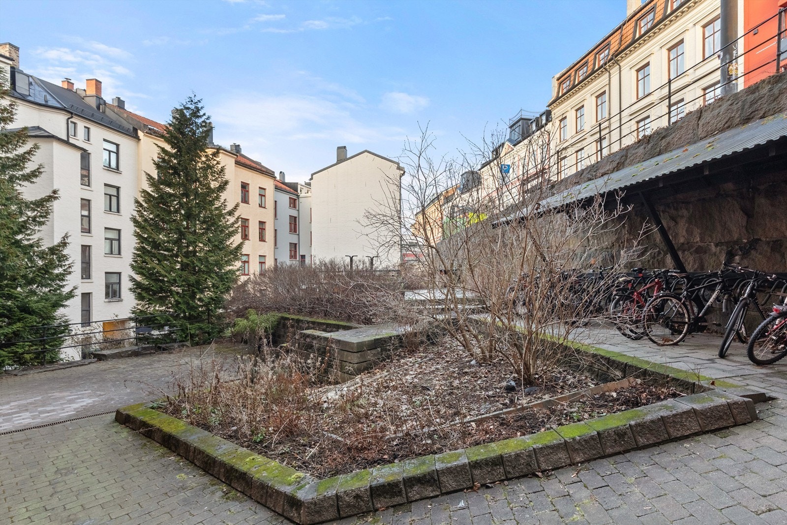 Sameiet har felles, pent opparbeidede grønne områder med benker og diverse beplantning. Her kan man flytte seg ut og nyte solen på årets varme dager! Galleribilde