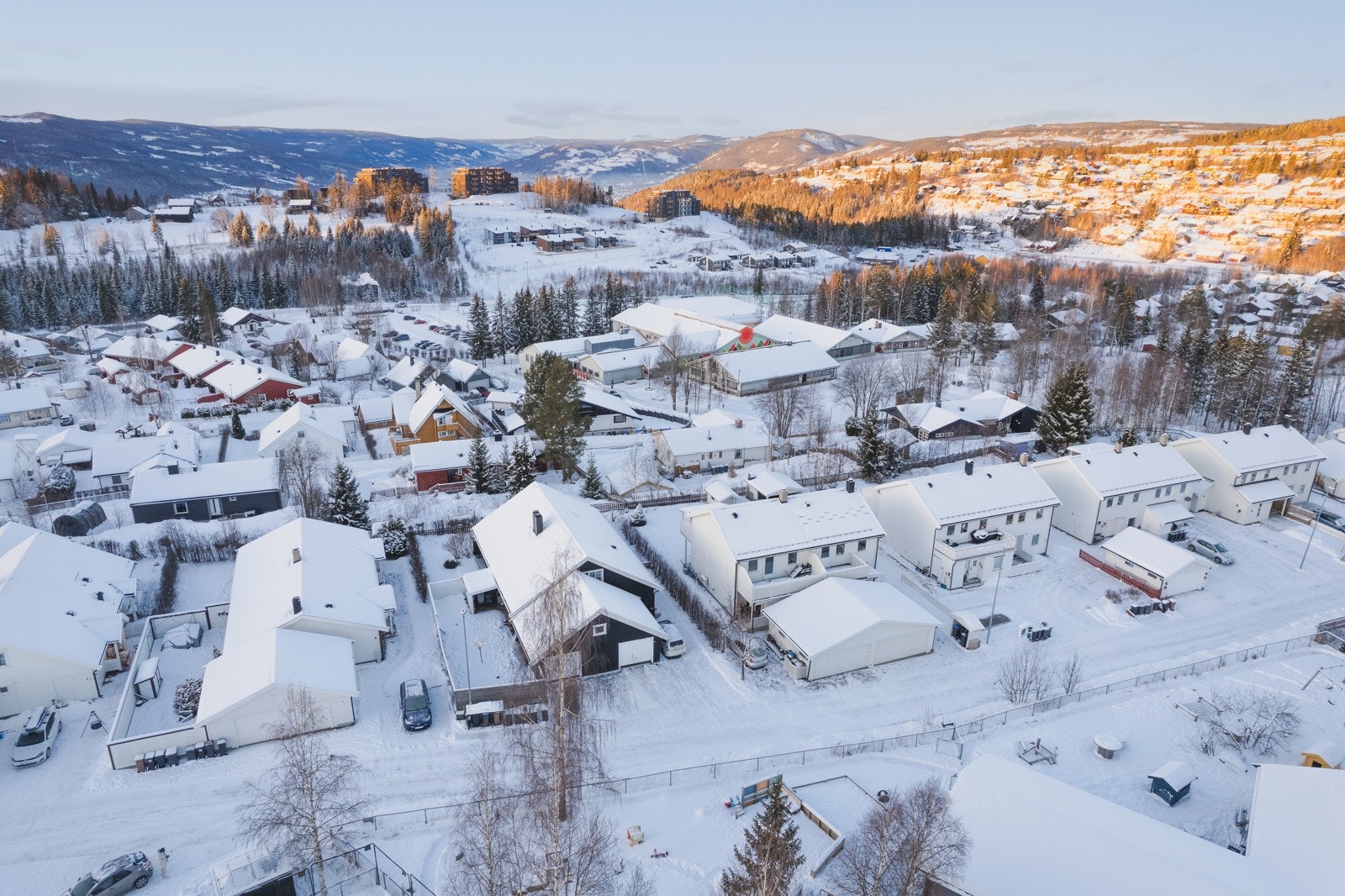Boligen ligger sentralt og meget barnevennlig til i Røyslimoen. Galleribilde