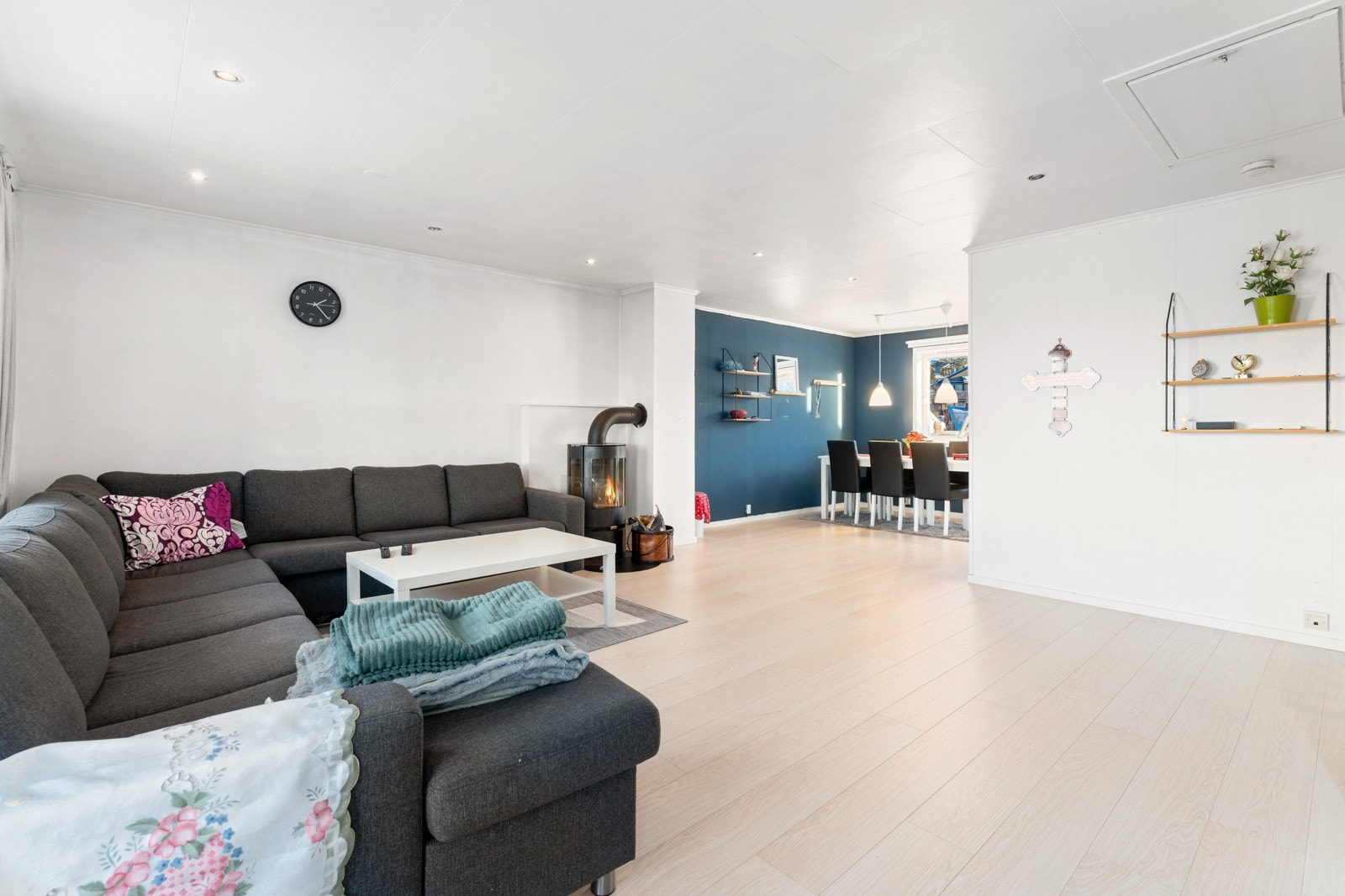 Stuedelen ligger i dels åpen løsning til kjøkken med spiseplass. Galleribilde