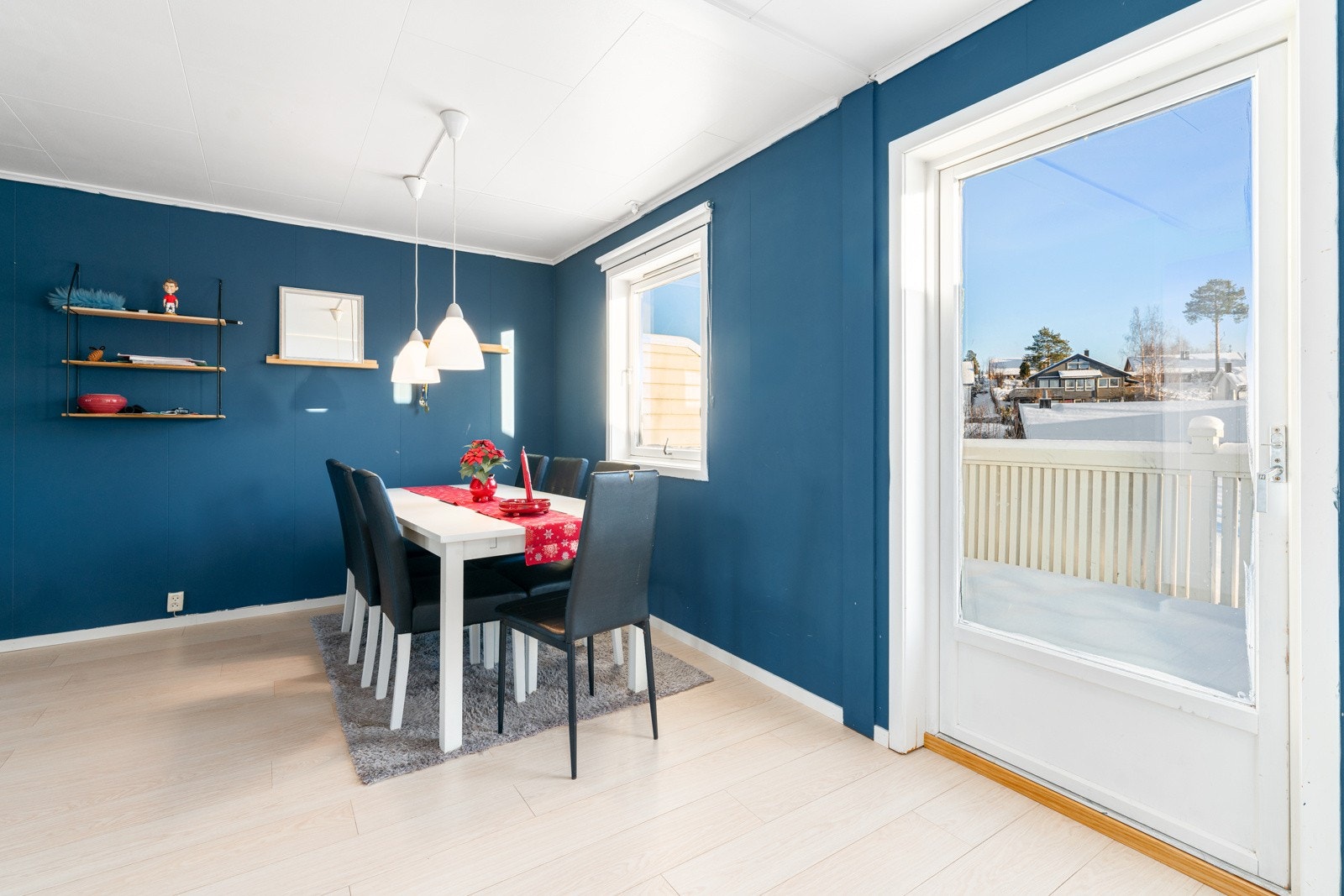 I tilknytning til kjøkkenet er det også plass for spisestuemøblement. Galleribilde