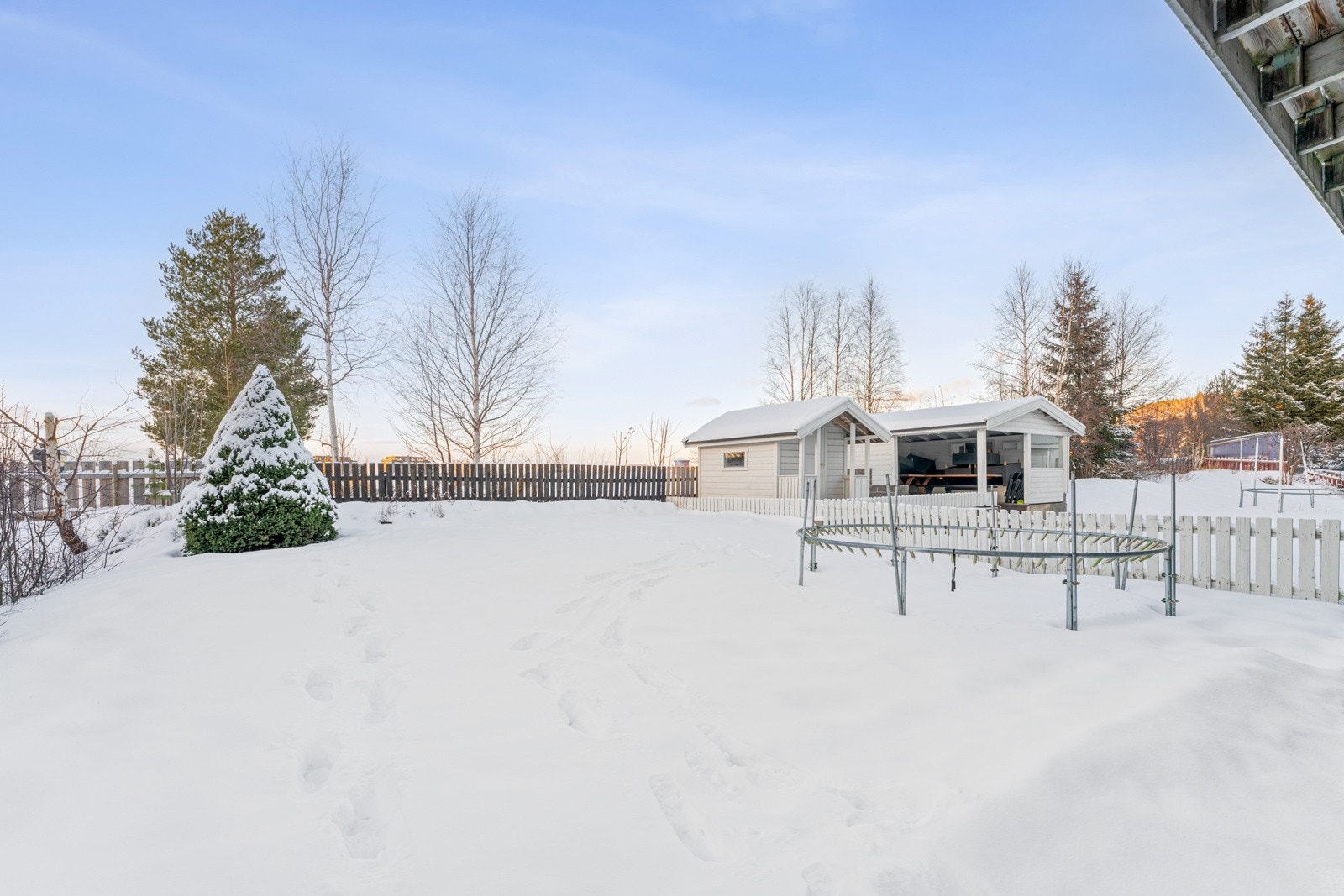 Flat og bruksvennlig tomt med plenarealer og enkelte beplantninger. Galleribilde