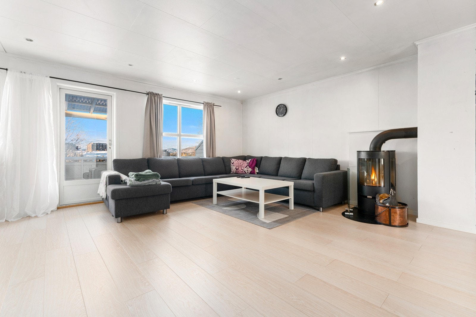 Åpent og romslig stuedel med plass for ildsted. Galleribilde