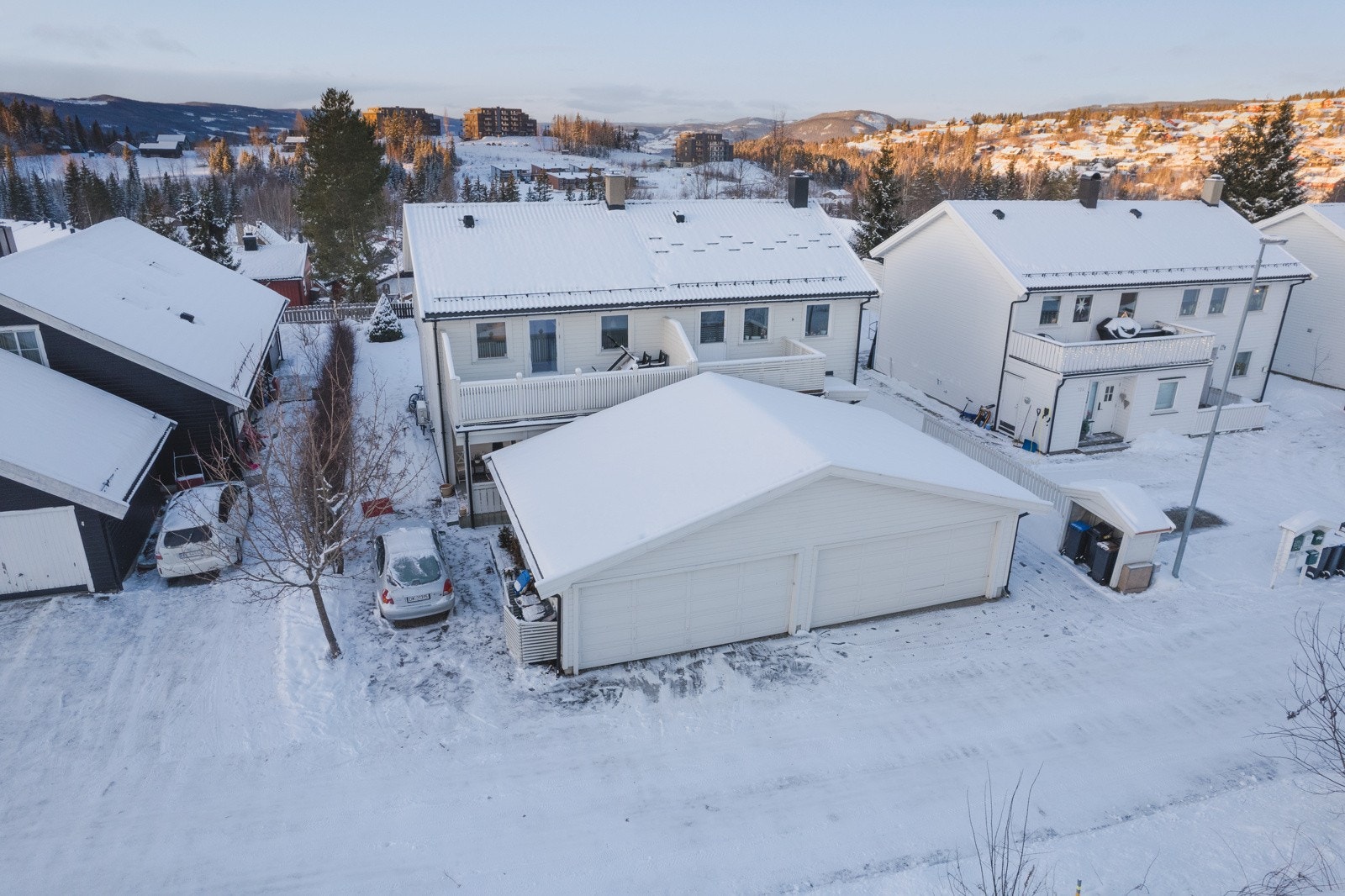 Boligen disponerer halvparten av dobbelgarasjen sammen med naboeiendommen. Galleribilde