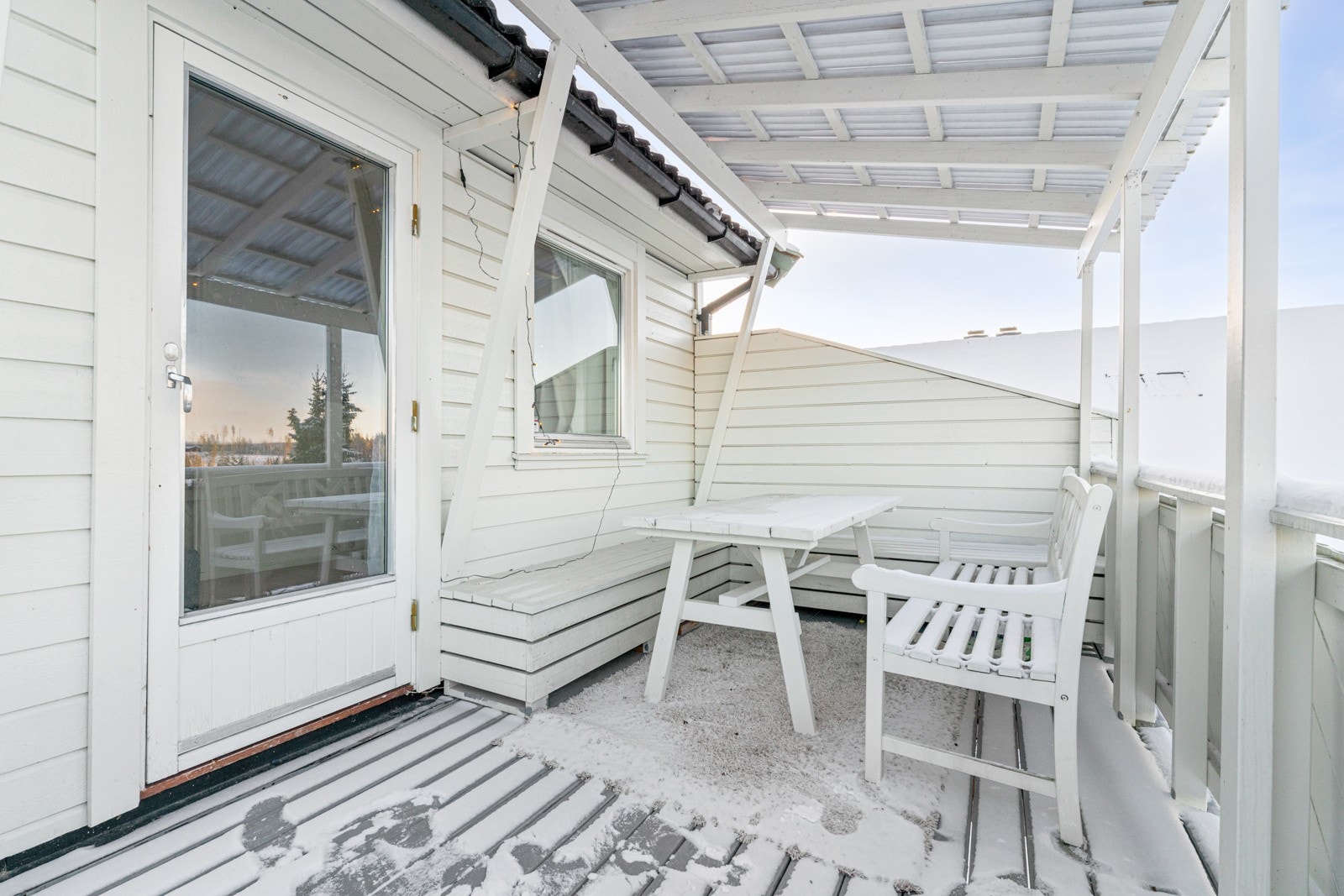 Dels overbygget uteplass med plass for utemøblement. Galleribilde