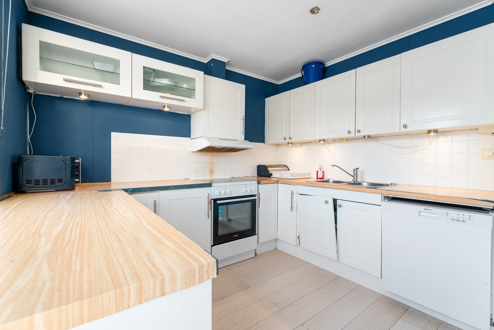 Romslig kjøkken, godt med skapplass og benkeplass. Galleribilde