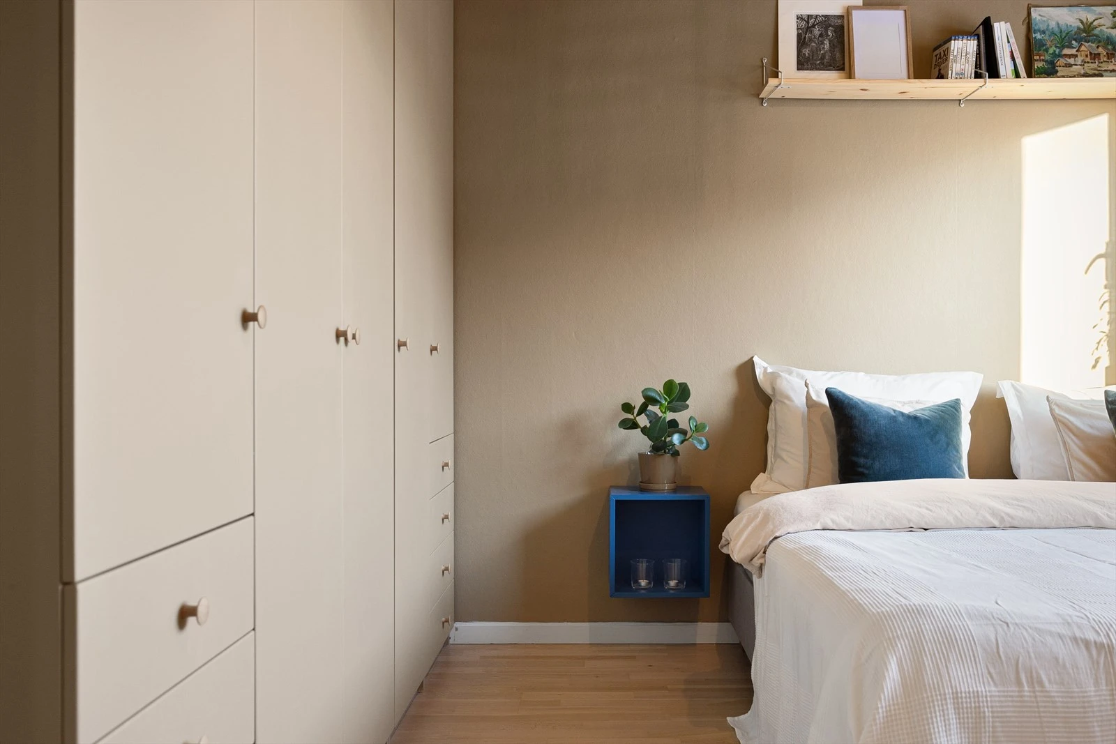 Blandingen av delikate fargevalg på veggene og store vindusflater gir rommet en behagelig følelse. Galleribilde