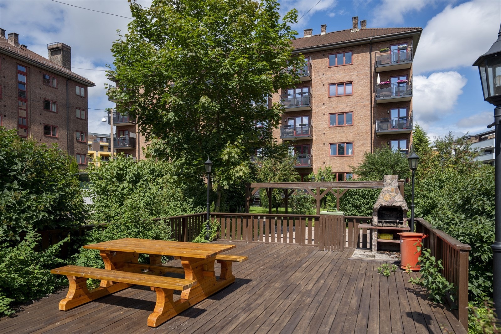 Borettslaget tilbyr flere terrasser, grillplasser og et bordtennisbord, som gir gode muligheter for uteaktiviteter og sosiale sammenkomster. Galleribilde