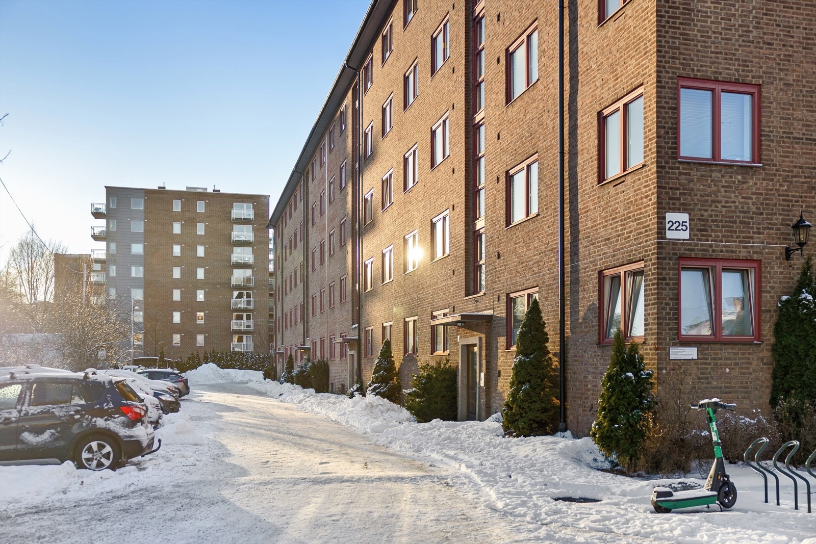 Borettslaget har 162 parkeringsplasser, hvorav 9 er gjesteplasser som kan leies mot betaling via automat. Galleribilde