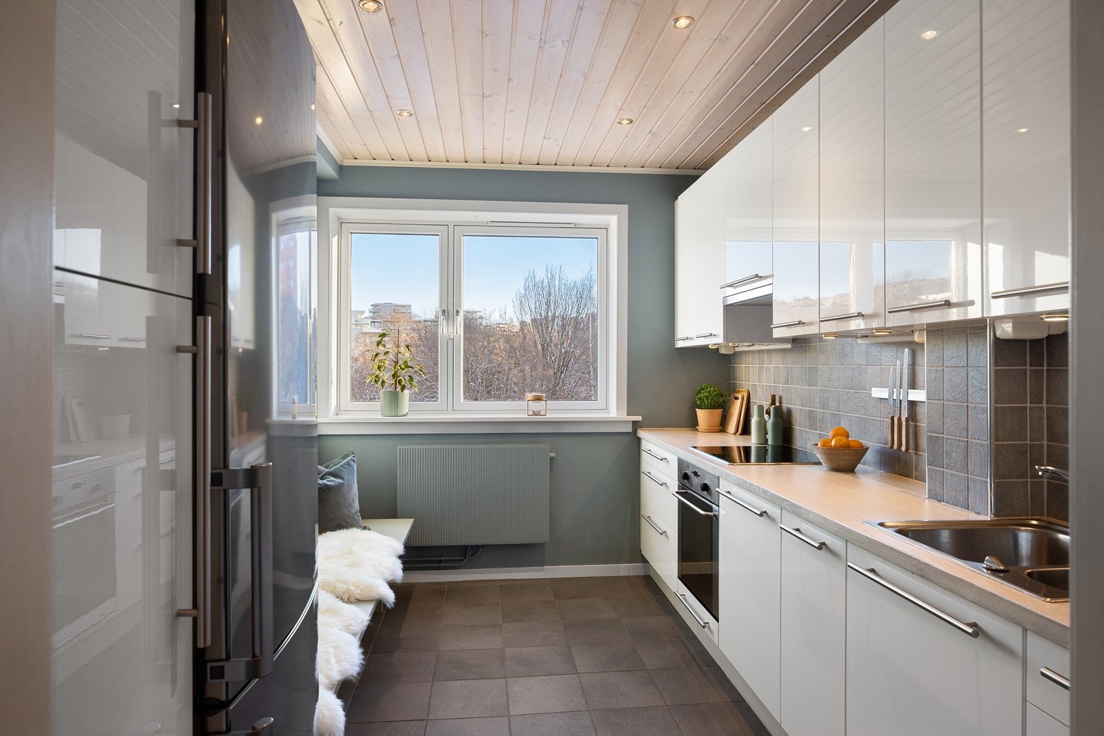 Romslig, stilrent IKEA-kjøkken med god skap- og benkeplass. Galleribilde