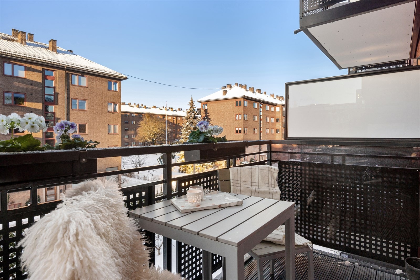 I vår- og sommerhalvåret blir balkongen som en forlengelse av stuen og innbyr til mer samvær og fine stunder med familie og venner. Galleribilde