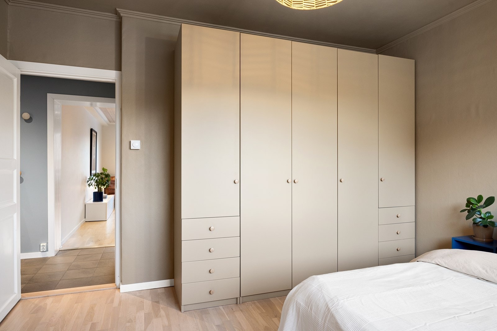 Det er rikelig med oppbevaringsmuligheter i det romslige garderobeskapet. Galleribilde