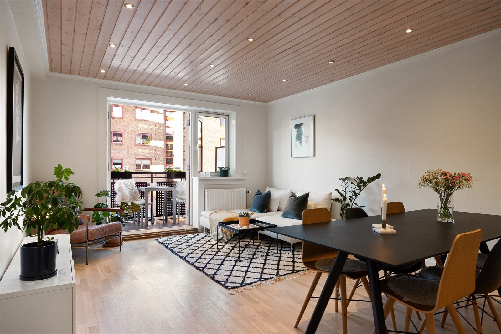 Planløsningen åpner opp for flere møbleringsmuligheter med god plass til sofagruppe, TV-møbler og spisebord med tilhørende stoler. Galleribilde