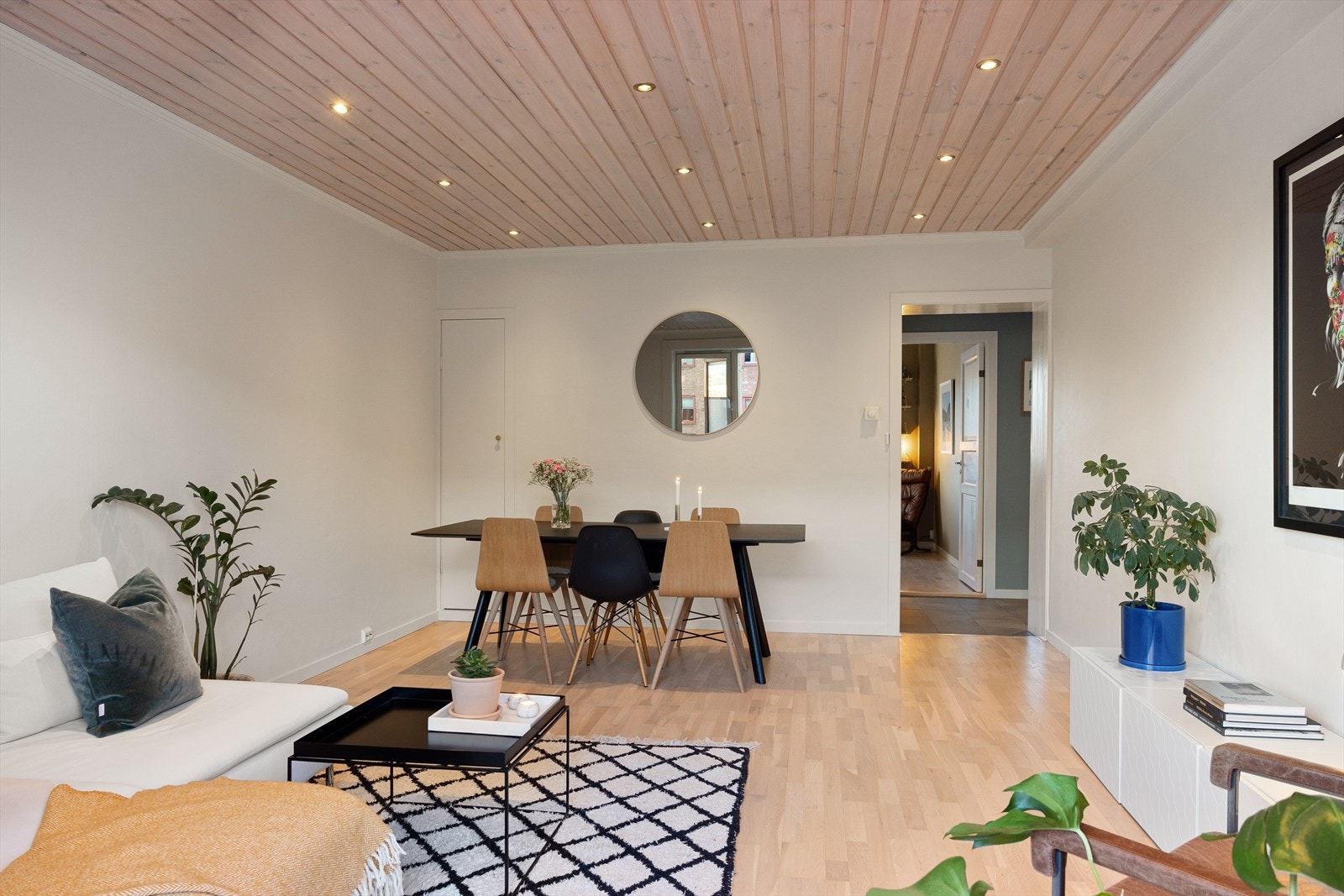 Gulvet er belagt med 3-stavs parkett, og overflatene er malt i lyse og delikate farger. Downlights i himlingen gir et godt og behagelig lys. Galleribilde