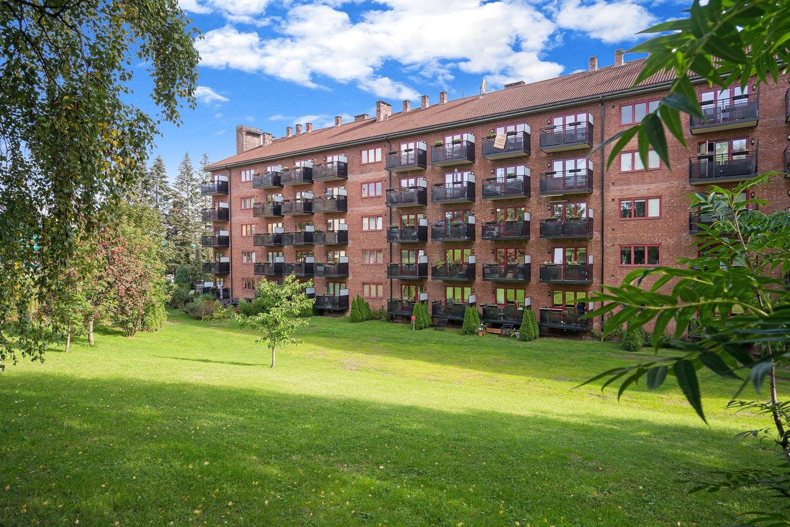 Internt har borettslaget også stor satsing på et trivelig bomiljø preget av et variert innslag av tilbud til beboerne, som velferdslokale, gjestehybel, lekeplass, store grøntarealer, bordtennisbord ute, smørebod, dekkhotell, grillplasser m.m. Galleribilde