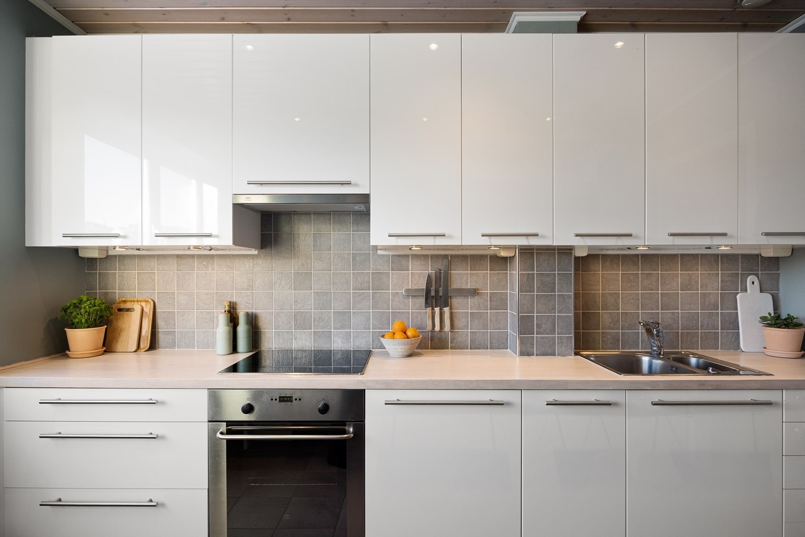 Det er lys under overskapene, samt integrert keramisk platetopp, stekeovn og oppvaskmaskin. Galleribilde