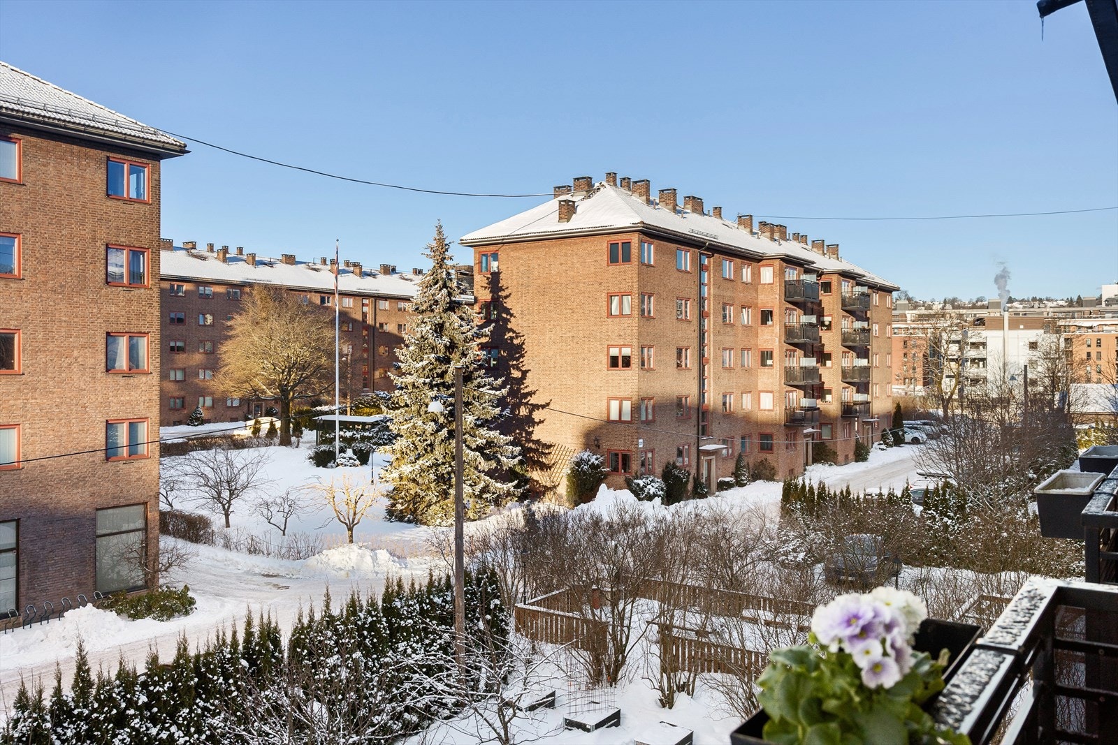 Balkongen vender ut mot et rolig område, noe som gir et fredelig og privat uteområde, perfekt for avslapning eller å nyte en stille stund. Galleribilde