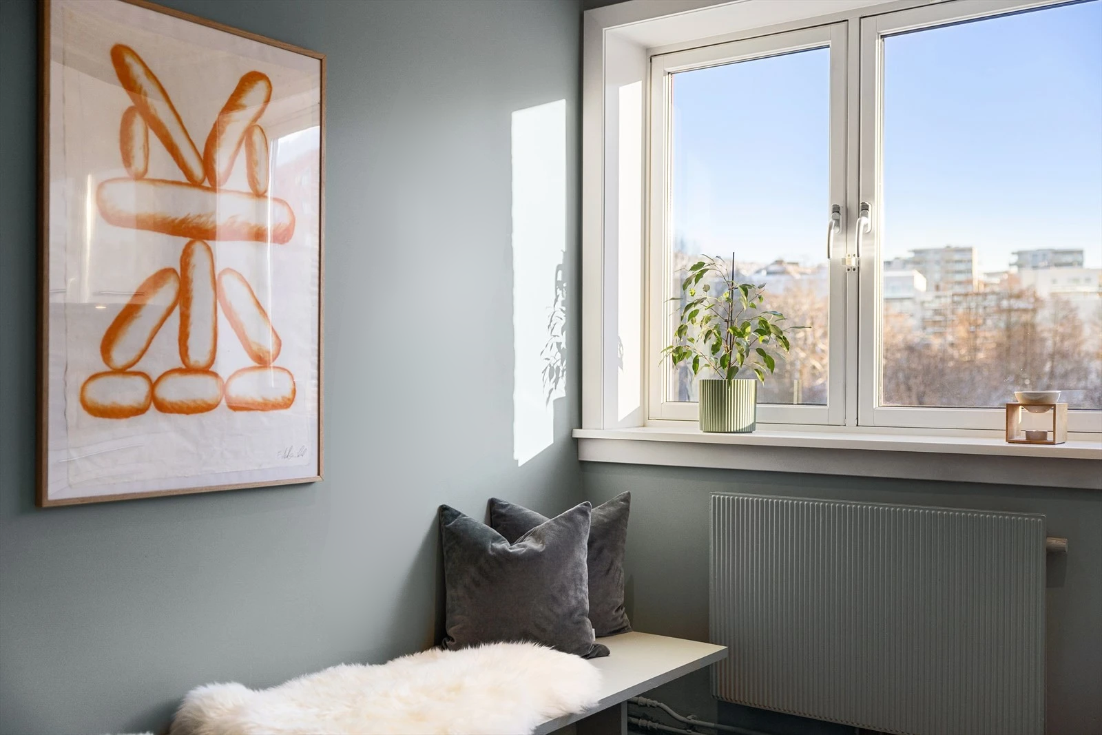 Kjøkkenet har også plass til et lite og hyggelig spisebord eller en benk ved vinduet. Galleribilde