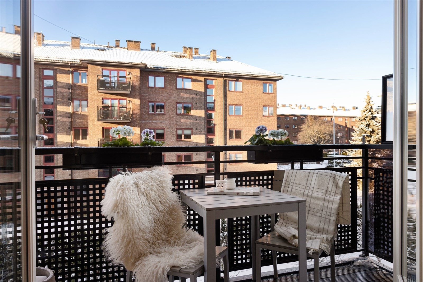 Leiligheten har en flott vestvendt balkong på ca. 4 m² som byr på gode solforhold og et hyggelig uteområde. Galleribilde