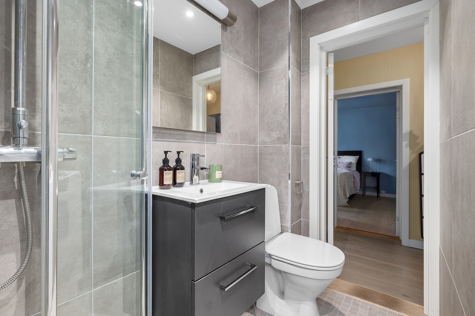 Flislagt bad fra 2005, oppgradert med nye overflater i 2018. Galleribilde