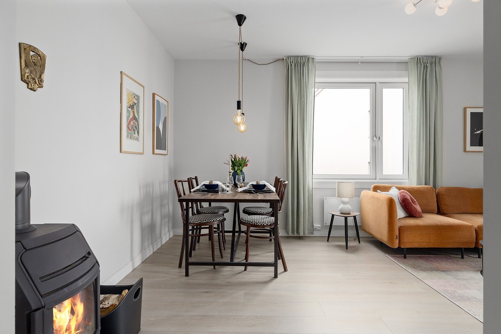 Peisovn i stue med glassdør. God plass til spisebord. Galleribilde