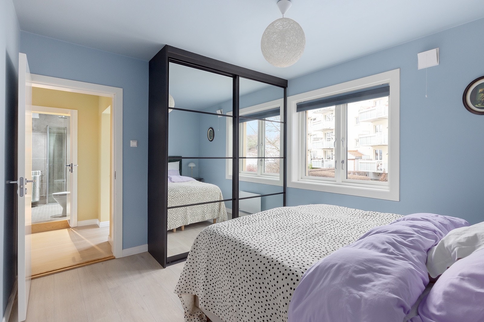 Hovedsoverom med garderobeskap. Galleribilde