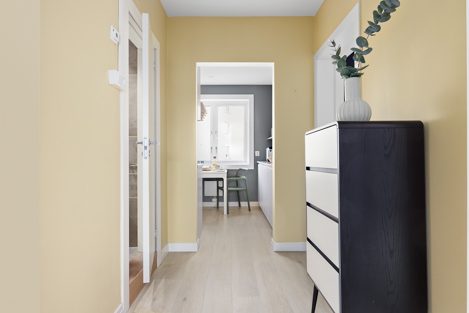 Entré med plassbygd garderobeskap. Galleribilde