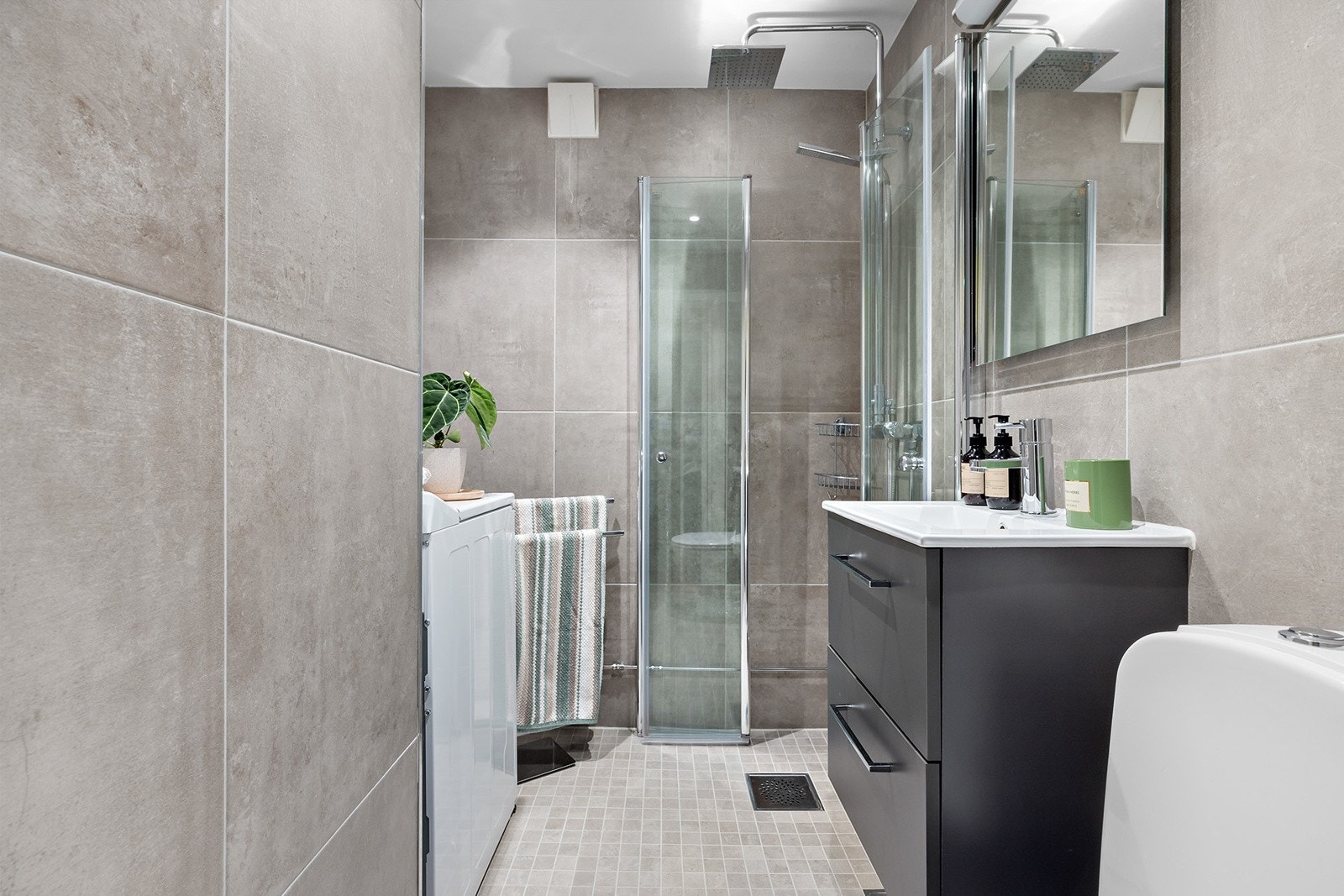 Bad med opplegg til vaskemaskin og elektrisk gulvvarme. Galleribilde