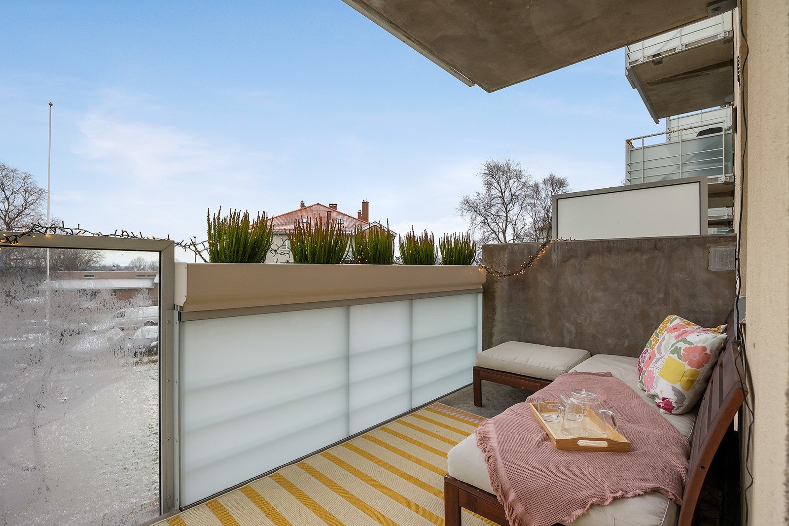 Balkong med utelys samt stikkontakt på vegg. Galleribilde