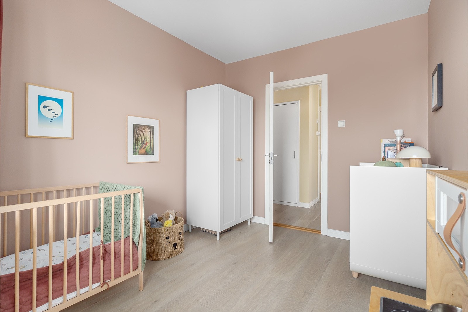 Soverom 2 med klesskap. Galleribilde