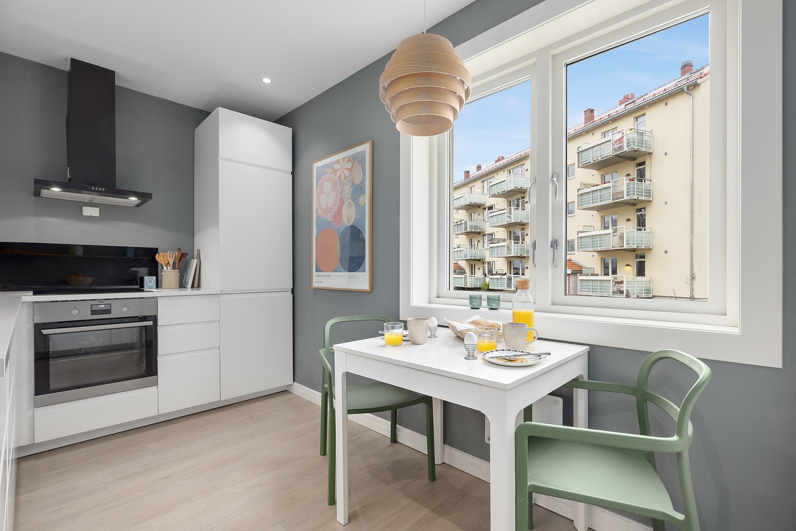 Lekker kjøkkeninnredning med slette fronter, laminat benkeplate og integrerte hvitevarer. Galleribilde