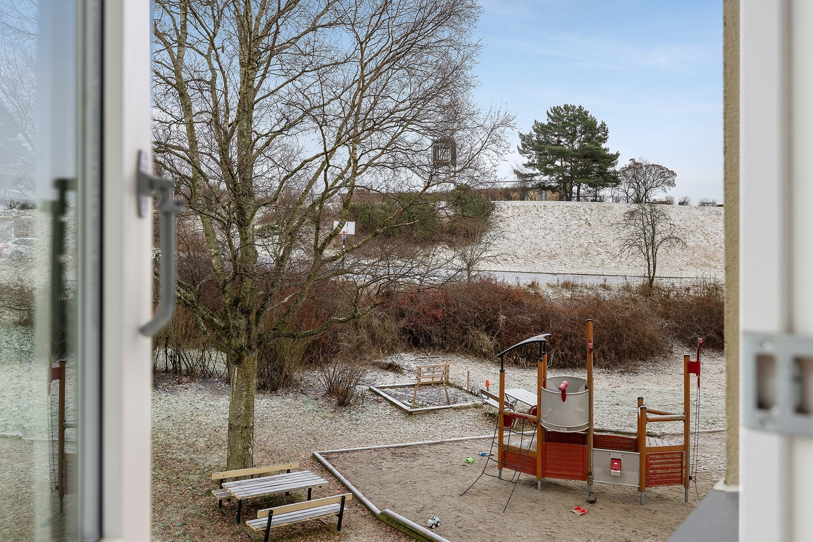 Lekeplass og sittegrupper i umiddelbar nærhet. Galleribilde