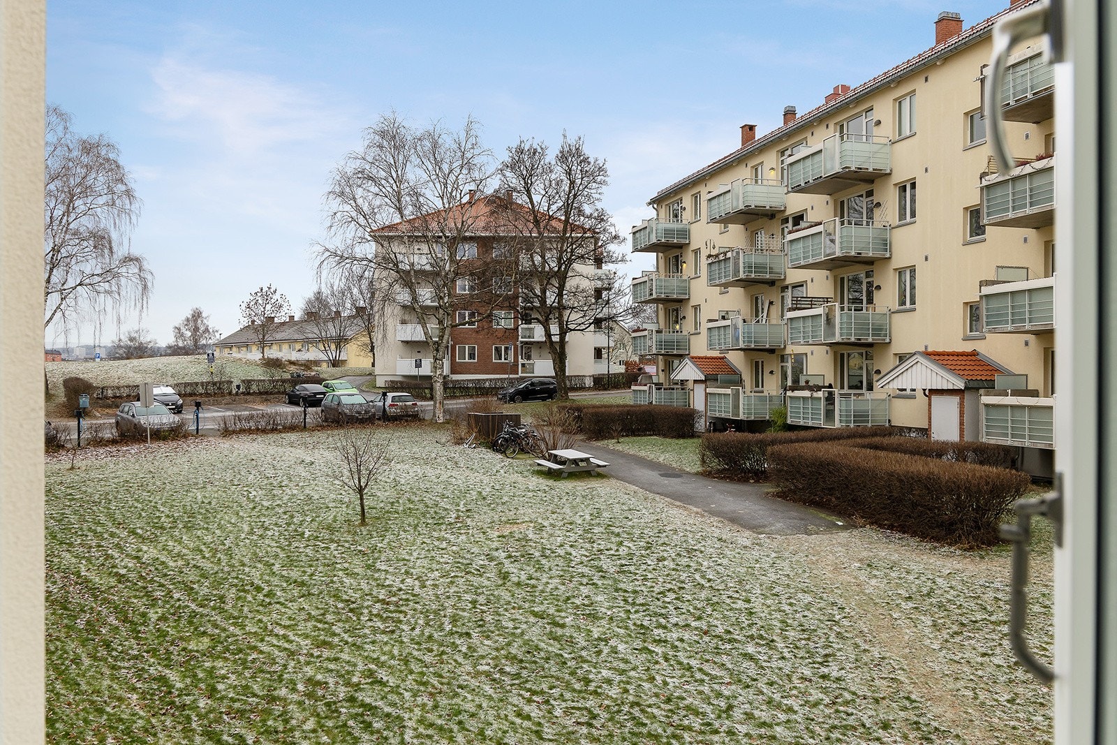 Her finner du grønne omgivelser, lekeplasser, og turstier, noe som gjør området svært barnevennlig og ideelt for familier. Galleribilde