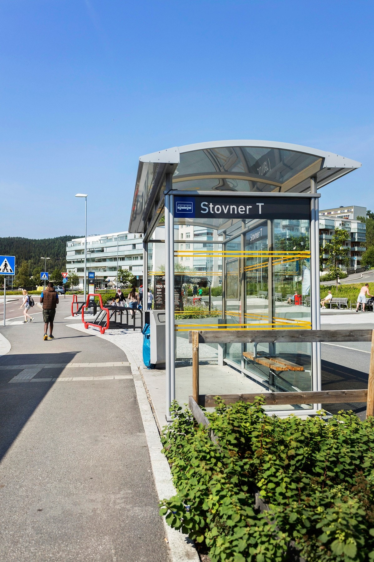 Kort vei til buss, taxiholdeplass og T-banestasjon samt togstasjon på Haugenstua Galleribilde