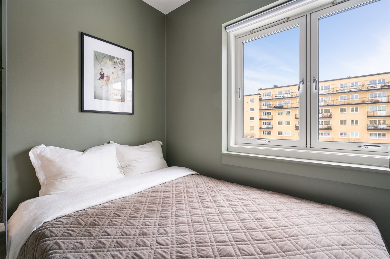 Lyst og koselig soverom malt i en behagelig grønnfarge (2023) med tak malt i 2025. Galleribilde