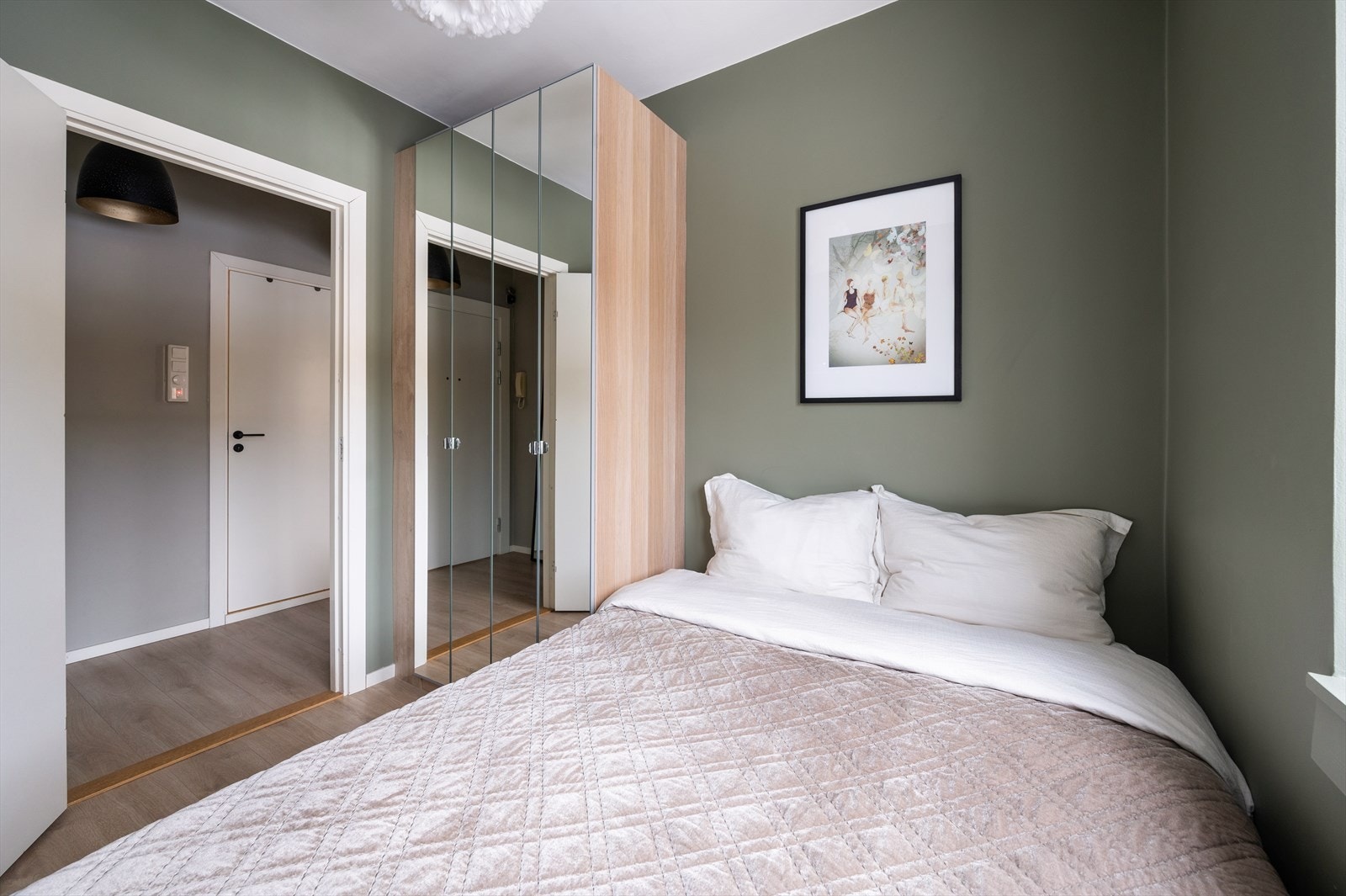 Det gjøres oppmerksom på at kjøkkenet er flyttet til stuen, og det er etablert et soverom i tidligere kjøkkenareal. Galleribilde