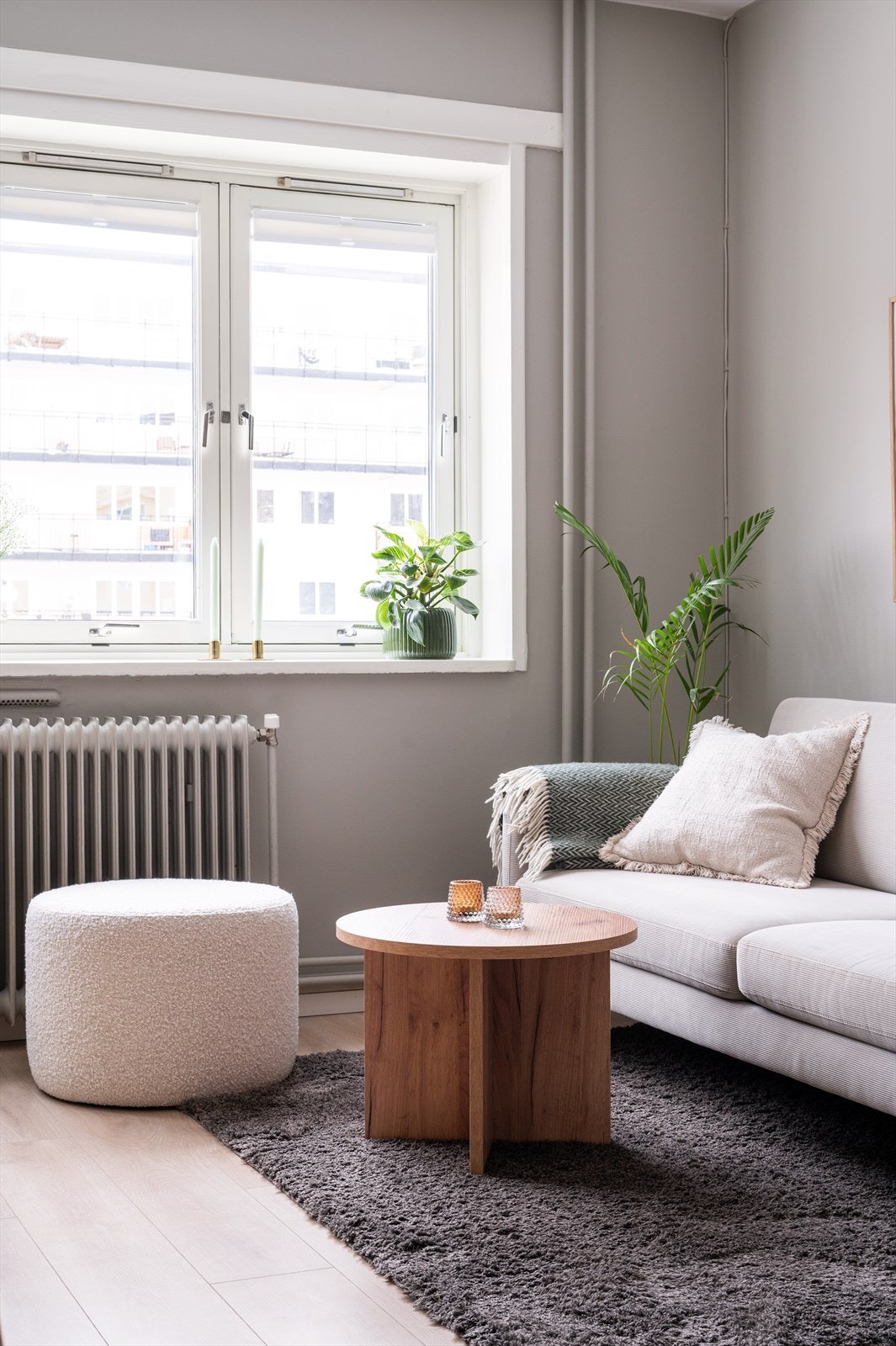 Tilpassede plisségardiner montert sommeren 2023 sørger for solskjerming. Galleribilde