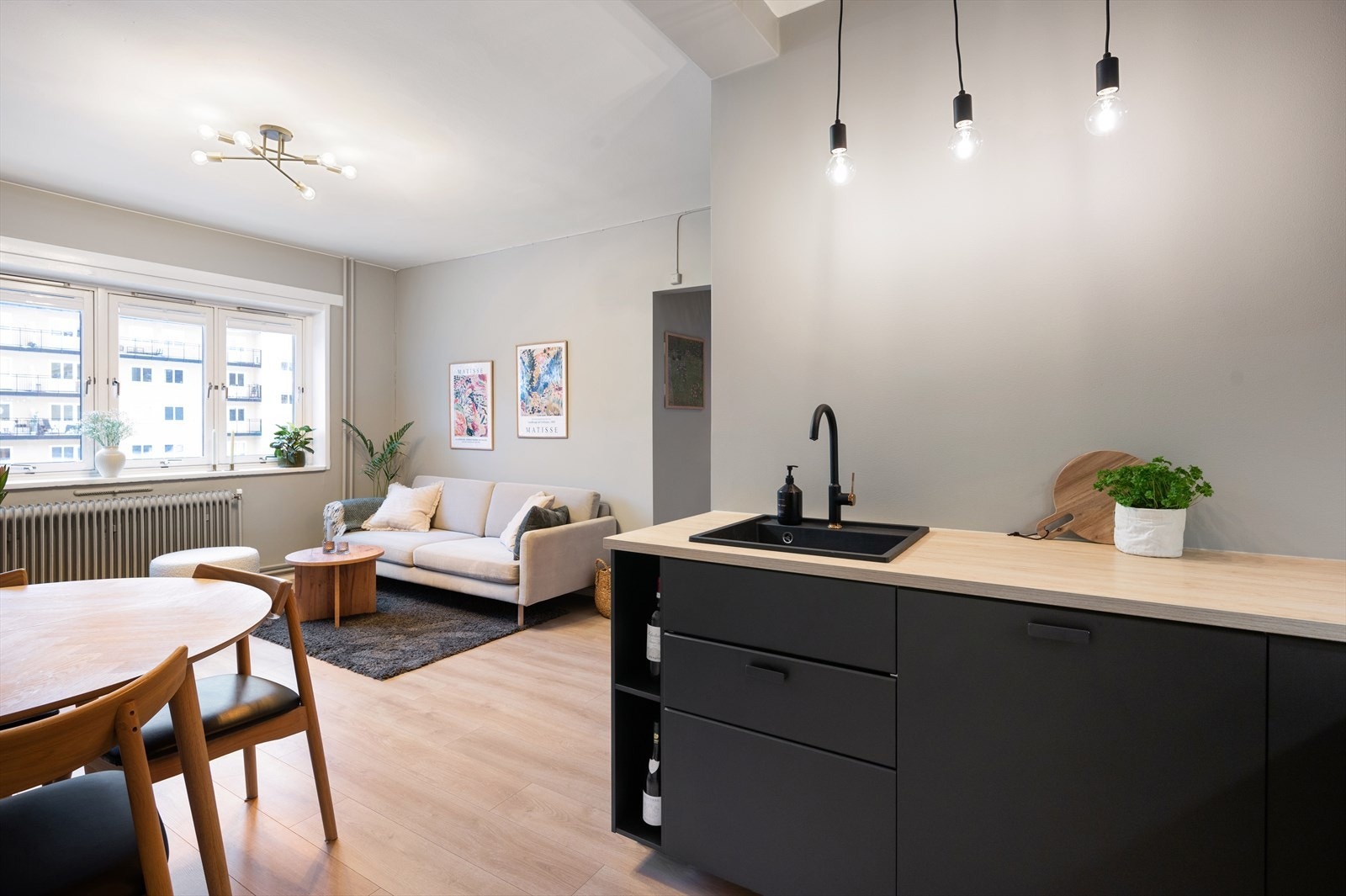 Stue og kjøkken ligger i åpen løsning, samtidig som de to sonene er naturlig adskilt. Galleribilde