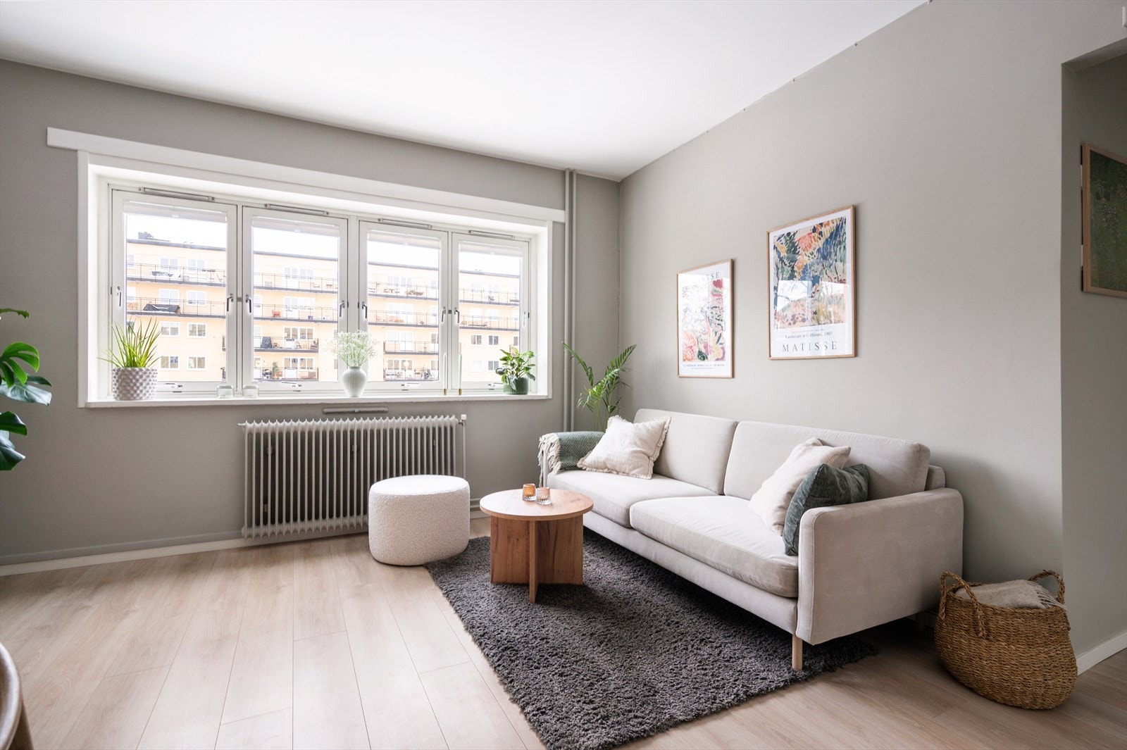 Leiligheten vender ut mot en frodig bakgård som på sommeren har sol mesteparten av dagen. Galleribilde