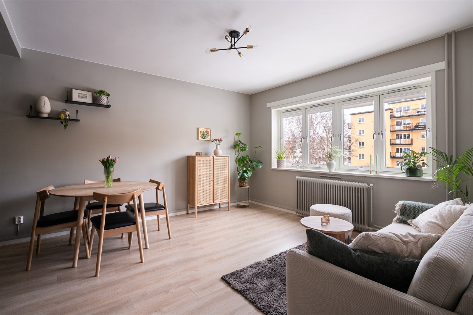 God plass til både sofa med tilhørende møblement, tv-seksjon og spisebord Galleribilde