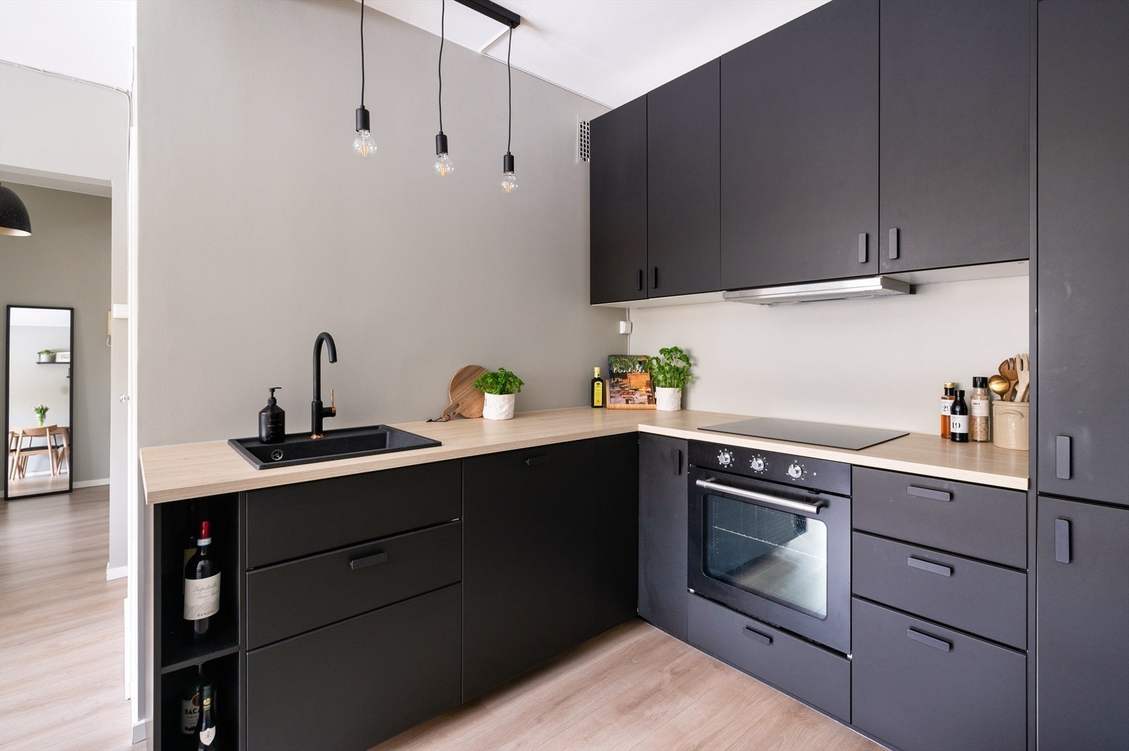 Praktisk IKEA-kjøkken med glatte fronter og takhøye overskap for maksimal oppbevaringsplass. Galleribilde