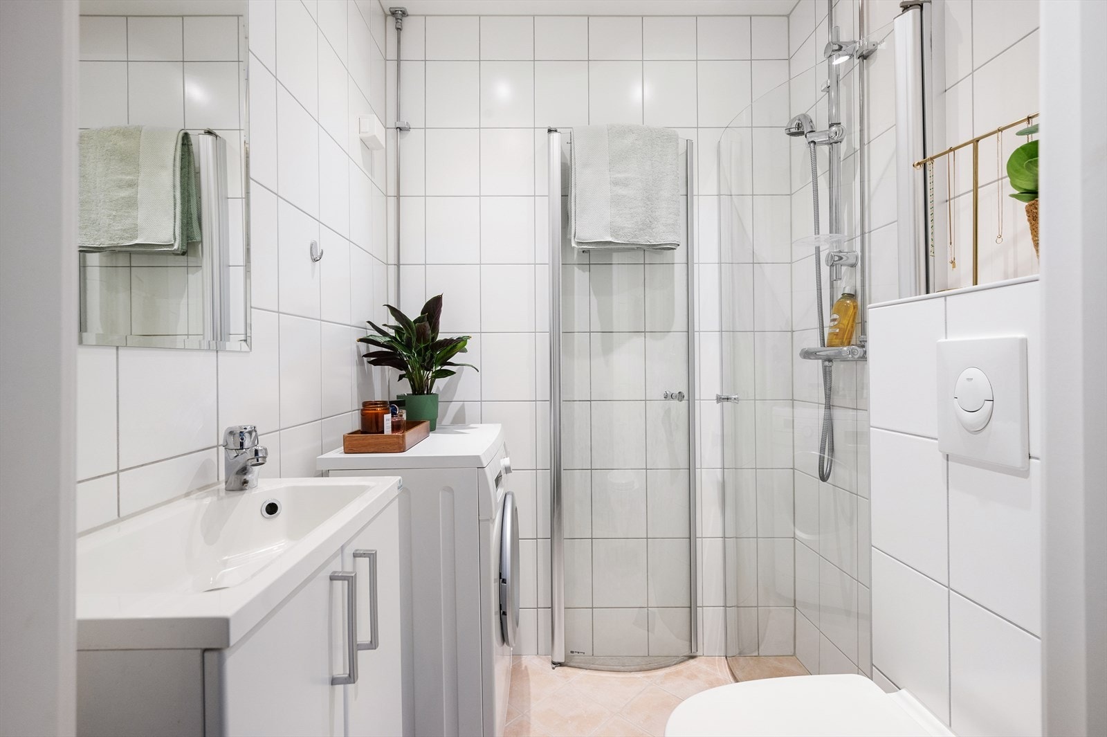 Pent, flislagt bad oppgradert i regi av borettslaget i 2014/2015. Galleribilde