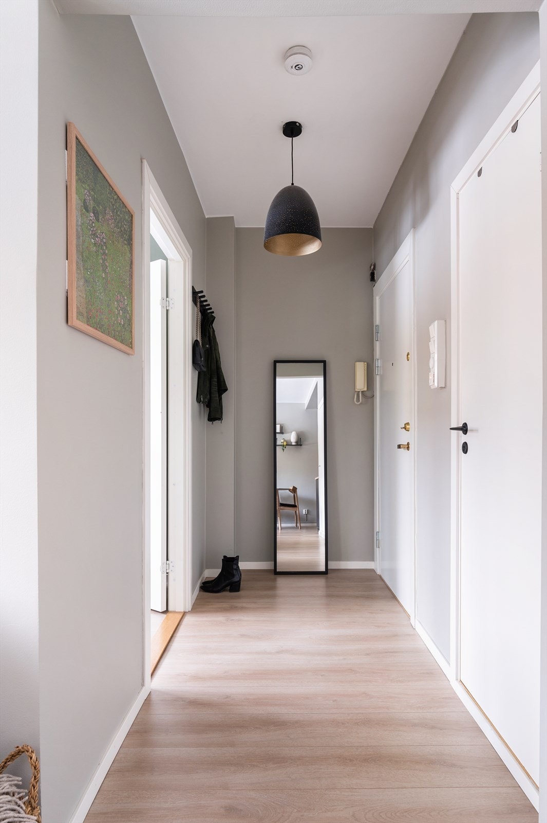 Veggene i gangen er malt i en tidløs farge, og det slitesterke laminatgulvet gir et solid førsteinntrykk. Galleribilde