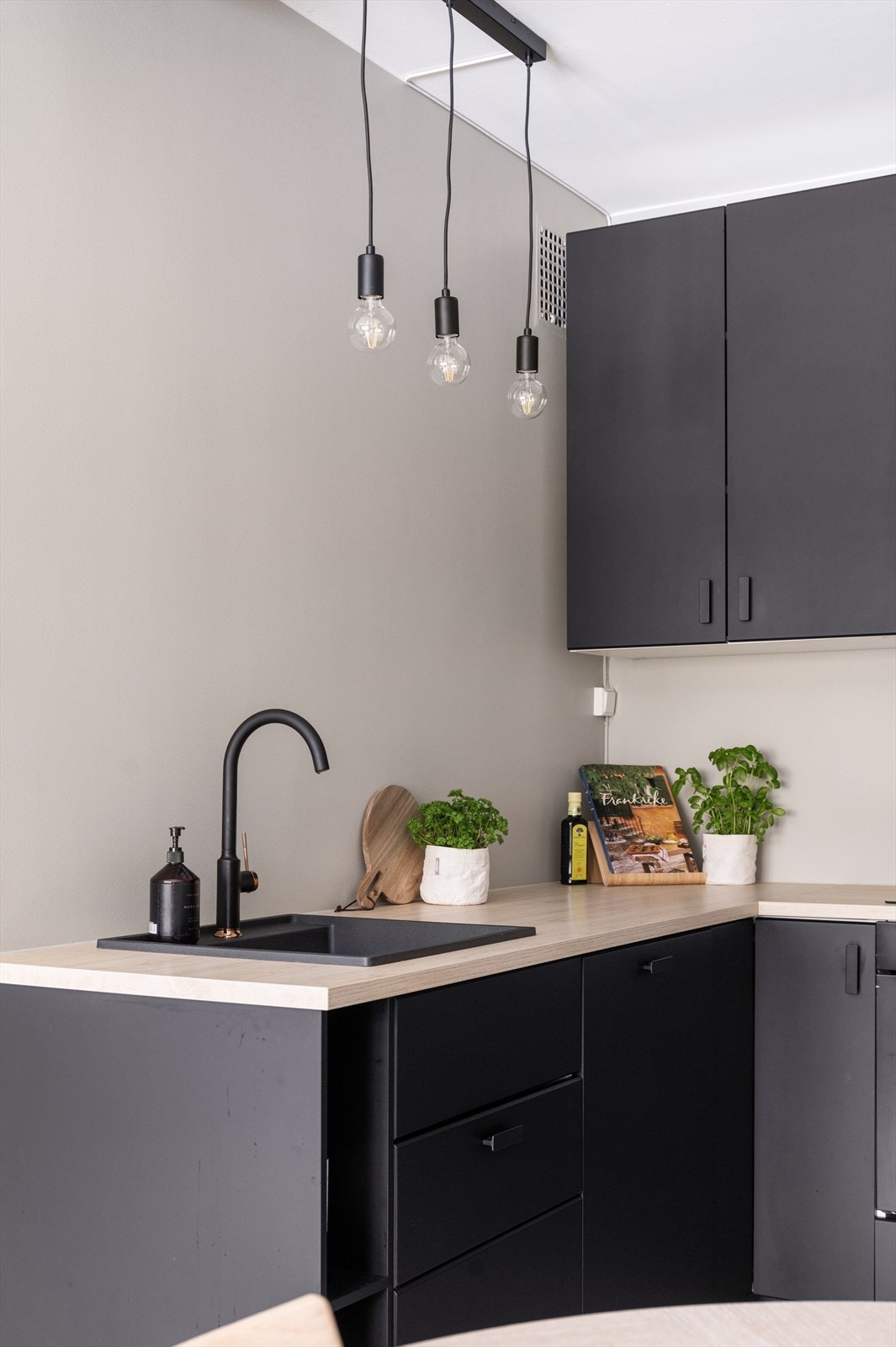 Kjøkkenet er utstyrt med integrerte hvitevarer som kjøle- og fryseskap, stekeovn, induksjonstopp og oppvaskmaskin. Galleribilde