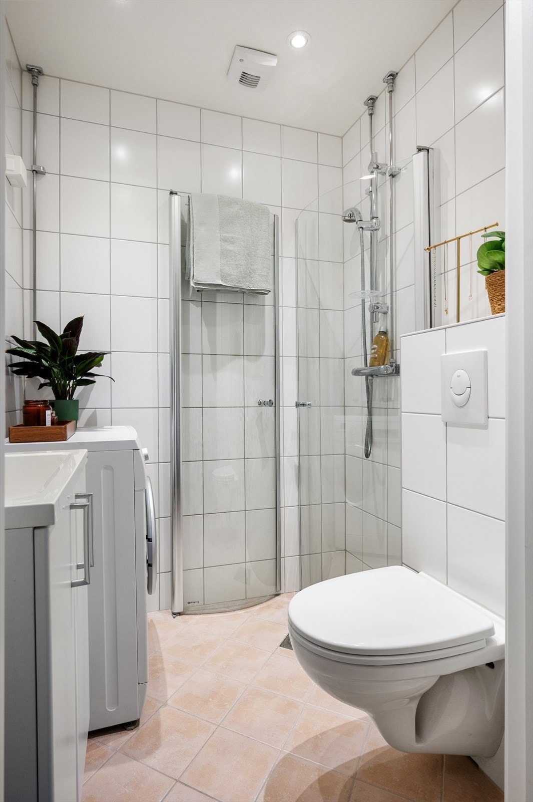 Opplegg for vaskemaskin og mekanisk avtrekk som sikrer god ventilasjon. Galleribilde