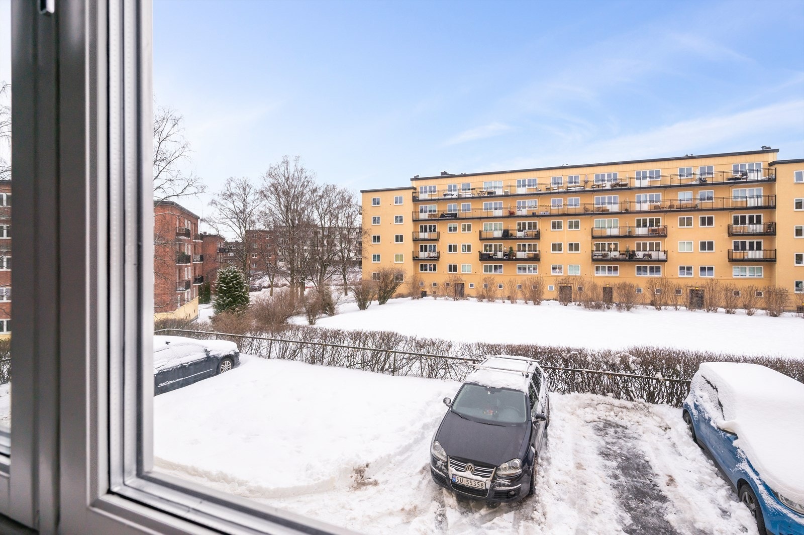 Soverommet vender ut mot bakgård og parkeringsplass. Galleribilde